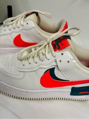 Nike Low-Top Sneaker in White and Red-Orange